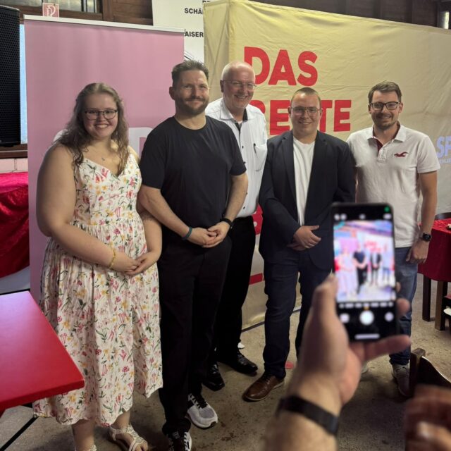 Es ist vollbracht! 🙌
Ein starker Abend für die Demokratie und für unseren Wahlkreis 45.
Dennis Matheis ist unser A-Kandidat für den Landtag,
Dr. Johanna Rothmann begleitet ihn als starke B-Kandidatin.
Beide mit klarem Kurs, offenen Ohren und richtig Lust auf Zukunft.

Besonders emotional:
Thomas Wansch, unser langjähriger Abgeordneter, wurde mit herzlichen Worten von Frank Pfaff, Vorsitzender des OV Betzenberg, gewürdigt – und freute sich sichtlich über das Präsent:
Echtes „Genossen Bräu“ vom Betze, gebraut in Kaiserslautern – ehrlich, lokal, ohne Schnickschnack.

Die Hütte war voll, die Stimmung stark, die Richtung klar.
Jetzt geht die Arbeit los – und wir stehen als Team hinter Dennis.
#LauternBleibtRot – und das ist gut so. ❤️🌹

⸻

@dennismatheis 
@thomas_wansch.mdl 
@daniel.schaeffner81 

#SPD #Kaiserslautern #WK45 #DennisMatheis #JohannaRothmann
#GenossenBräu #BetzeNacht #ThomasWansch #LauternBleibtRot
#DemokratieLeben #SPDvorOrt #SozialdemokratieMitHerz #FürDenBetze #jetztkommtdennis