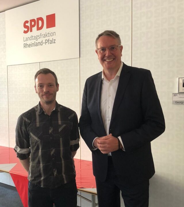📸 Aus der Reihe: Tim on Tour…
Heute im Landtag Mainz: Unser  Tim – unterwegs mit MdL @andreas.rahm.mdl – und direkt bei @alexander.schweitzer  gelandet. ✨

Politik funktioniert manchmal wie Kochen. Man braucht:
• eine kräftige Portion Landesvater-Power 👑
• frische Praktikanten-Energie 🧑‍💻
• die richtige Landtags-Würze 🏛️
• reichlich Kaffee ☕
• …und natürlich eine gute Portion Rahm 😉

Voilà: Politik à la Rahm – mit Herz ❤️, Humor 😎 und garantiert nicht langweilig.

#AllesImRahm #LandtagMainz #SPDläuft #PolitikMitHerz #KaffeeFirst #TimOnTour #ministerpräsident #alexanderschweitzer #spd