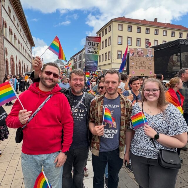 🌈 Gemeinsam stark beim 1. CSD in Kaiserslautern! 🌈

Wir vom SPD-Ortsverein Betzenberg waren natürlich dabei, als unsere Stadt heute Geschichte geschrieben hat: Der allererste Christopher Street Day in Kaiserslautern! 💪🎉

Für Liebe, Toleranz und Vielfalt – mitten in KL und mitten aus der Gesellschaft. ✊❤️🧡💛💚💙💜

Ein starkes Zeichen, dass Kaiserslautern bunt ist und bleibt. Danke an alle, die diesen Tag möglich gemacht haben – und an alle, die mit uns gefeiert, demonstriert und Flagge gezeigt haben. 🚩🌈

#CSDLautern #Vielfalt #SPD #BetzeBunt #LiebeIstAlles #unbeugsamqueer  #lauternistbunt #spdqueer #spdvorort #csdkaiserslautern