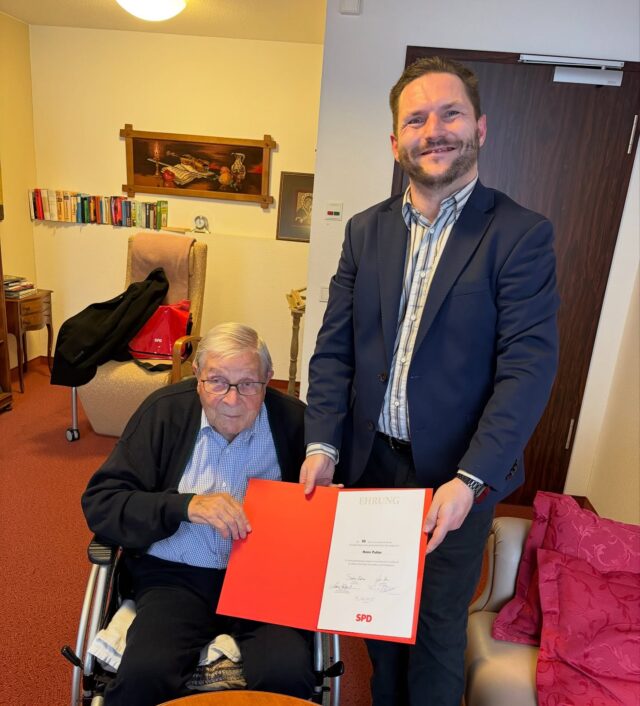 🔴⚪️ 50 Jahre SPD: Ehrung für Dipl.-Ing. Hans Pulter 🌹

Der SPD-Ortsverein Betzenberg hat Hans Pulter für 50 Jahre Mitgliedschaft und jahrzehntelanges Engagement geehrt. 🙌✨

Vorsitzender Frank Pfaff zusammen mit  Tim Siebecker überreichten ihm im Diakonissenhaus am Stadtpark die Ehrenurkunde. 🏅❤️

Frank  blickte in seiner Laudatio zurück: 
Als Hans  in die SPD eintrat,  regierte Helmut Schmidt in Bonn, in Kaiserslautern war Hans Jung OB, die Pfaff-Werke und Opel boten Arbeit – und der FCK sorgte auf dem Betze für Emotionen. In dieser Zeit des Aufbruchs entstand auch unser Ortsverein – mit Hans Pulter von Anfang an. 🌹

Sichtlich bewegt versprach er mit einem Lächeln: „Ich will 100 Jahre alt werden!“ 🎂🎉
👉 Wir wünschen Hans dafür von Herzen alles Gute, Gesundheit und noch viele schöne Jahre in unserer Mitte! ❤️🌹

#SPD #Betzenberg #Kaiserslautern #50Jahre #Sozialdemokratie #WirSindSPD #Solidarität #Jubiläum 🔴⚪️🌹
