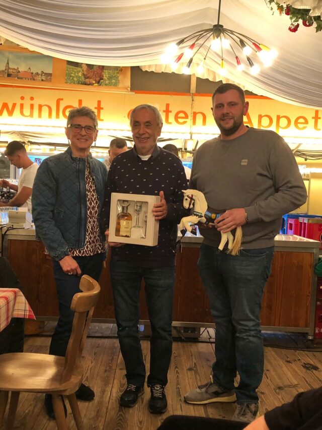 Ein besonderer Moment für uns vom  Betze ❤️
Unser langjähriges Mitglied Rainer Becker wurde für unglaubliche 40 Jahre Engagement im Marktausschuss der Stadt Kaiserslautern geehrt.
Rainer ist nicht nur Teil des SPD-Ortsvereins Betzenberg, sondern auch jemand, der sich über Jahrzehnte mit Herz, Erfahrung und Verlässlichkeit für unsere Stadt eingesetzt hat.

Lieber Rainer, wir sagen von Herzen Danke für dein Engagement, deine Treue und deinen unermüdlichen Einsatz für Kaiserslautern! 🌹👏

#SPD #Betzenberg #Kaiserslautern #Ehrenamt #DankeRainer #SPDvorOrt #Zusammenhalt #SozialePolitik #Engagement #WirvomBetze