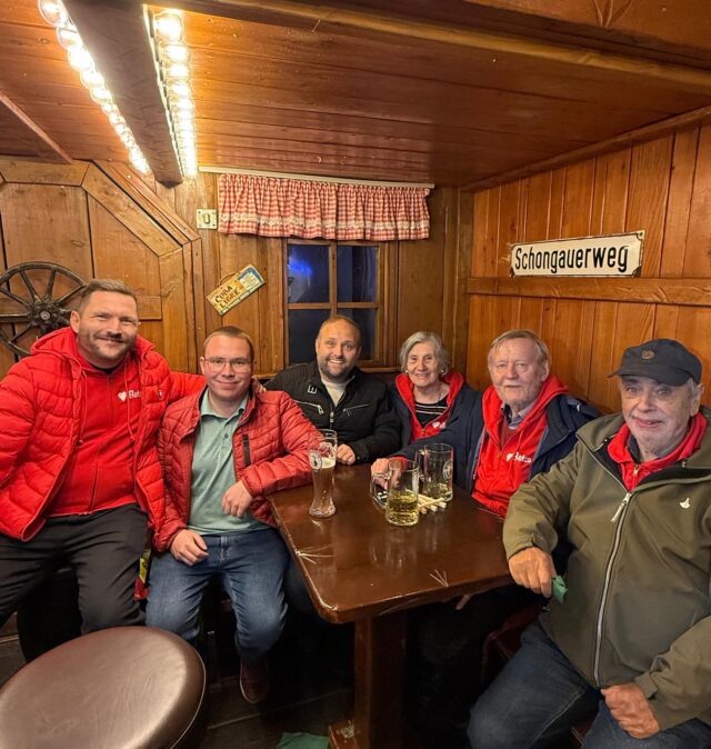 Der Winter kann komme – mir sinn bereit! 🔥🍷
Neue Beanies, neue Hoodies und natürlich mit @dennismatheis  am Start – wie sich’s gehört! 😎

Kerwe bei @ricobecker72  war wieder genau so, wie’s sein muss:
gute Leut’, laute Musik und jede Menge Spaß! 🍻🎡

Also, was meint ihr?
Heißer Merch oder heißeste Crew vun de Kerwe? 😏

#Betze #KerweKL #TeamBetzenberg #MirSinnLautre #Kaiserslautern #BetzeLiebe #spdkl #KerweStyle #LautreLebt #WinterKannKomme