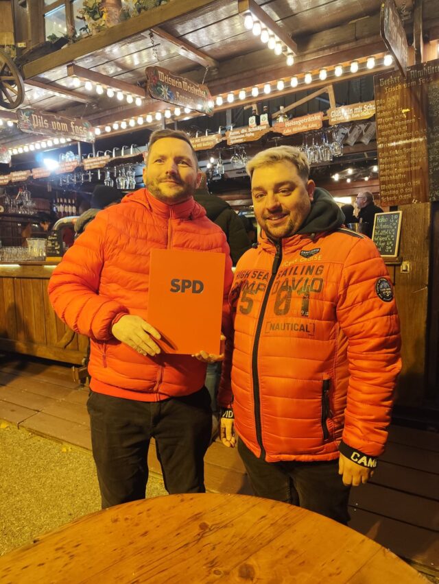 Ehrung auf der Lautrer Kerwe 🎡🌹

Gestern konnten wir die Ehrung von Marcel Druck nachholen – 10 Jahre SPD! 💪❤️

Marcel ist Spaßfaktor auf zwei Beinen 😄, bringt mit seinen Imitationen alle zum Lachen und gehört als Moderator zur „Betze Nacht“-Crew 🎤🔥
Wenn’s was zu tun gibt, ist er immer am Start – und als echter Betze-Buwe schlägt sein Herz natürlich rot-weiß ⚽❤️ für unseren FCK, egal ob dohäm oder auswärts!

Danke, Marcel, für 10 Jahre Einsatz, Herzblut und Lautrer Power! 🙌
Ein Hoch auf dich – und Prost! 🍻

Zum krönenden Abschluss gab’s dann noch ein wunderschönes Feuerwerk über der Kerwe 🎆🎇

#SPD #SPDkl #OVBetzenberg #BetzeNacht #BetzeBuwe #Kaiserslautern #LautrerKerwe #Sozialdemokratie #FCK #Ehrenamt #WirSindSPD #spdbetzenberg