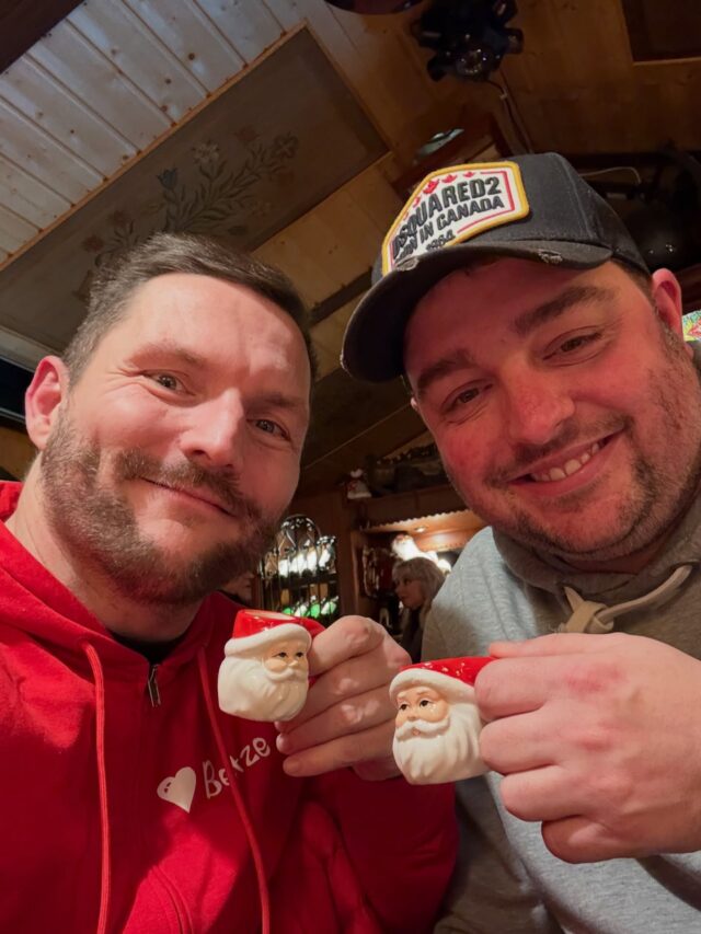 Volle Weihnachtsstube uffm Lautrer Weihnachtsmarkt – und ganz viel Herz in der Luft. ❤️✨
Wir vom SPD-Ortsverein Betzenberg haben den Abend richtig genossen: reden, lachen, anstoßen, Menschen spüren. Zwischen Glühwein, warmem Licht und diesem typischen Weihnachtsmarkt-Zauber 🍷🎄 merkt man einfach, wie gut es tut, wenn man sich wirklich gern hat.

Das ist unser kleines Geheimnis hier: Politik ist wichtig – aber Gemeinschaft macht den Unterschied. Nähe, Wärme, ehrliche Gespräche, ein Lächeln, das hängen bleibt. ✨🤝
Genau das fühlt sich an wie Zuhause, wenn man miteinander unterwegs ist.

Und mal ehrlich: Schön, dass wir einander haben.
Aber: Platz ist immer noch für mehr. Wer genau solche Momente sucht – dieses warme, offene, menschliche Miteinander – der ist bei uns nicht nur willkommen, sondern richtig

#SPD #SPDBetzenberg #kaiserslautern