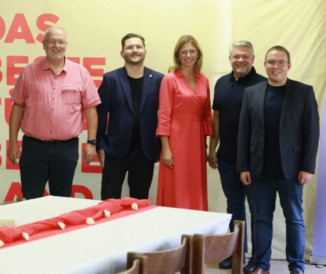 Mit @thomas_wansch.mdl verabschiedet sich nach  20 Jahren im Rheinland-Pfälzischen Landtag nicht einfach nur ein Abgeordneter — sondern ein Mensch, der Politik in unserer Region über viele Jahre mit Herz, Nähe und echter Bodenständigkeit geprägt hat.

Ob uffm Betze, in Enkenbach, Sembach oder für uns in Mainz:
Thomas war immer gern „nah bei de Leit“.

Nicht der lauteste Politiker.
Aber einer, der da war.
Bei Vereinen. Im Ehrenamt. Auf Festen. Bei Gesprächen mit Bürgerinnen und Bürgern.

Jemand, der zugehört hat und Politik nie als Bühne verstanden hat, sondern als Verantwortung für die Menschen vor Ort.

Gerade diese Art von Politik wird heute oft vermisst.

Über viele Jahre hinweg hat Thomas Wansch unsere Region mitgeprägt — verlässlich, engagiert und immer mit engem Draht zu den Menschen.

Lieber Thomas,
danke für deinen jahrzehntelangen Einsatz, deine Haltung und die vielen Begegnungen und Gespräche.

Wir wünschen dir für deinen neuen Lebensabschnitt von Herzen Gesundheit, Ruhe und viele schöne Momente abseits des politischen Alltags.

Danke für alles ❤️

Dein
SPD Ortsverein Betzenberg
und
SPD Stadtverband Kaiserslautern

#thomaswansch #spd #spdrlp #kaiserslautern #dankefüralles
