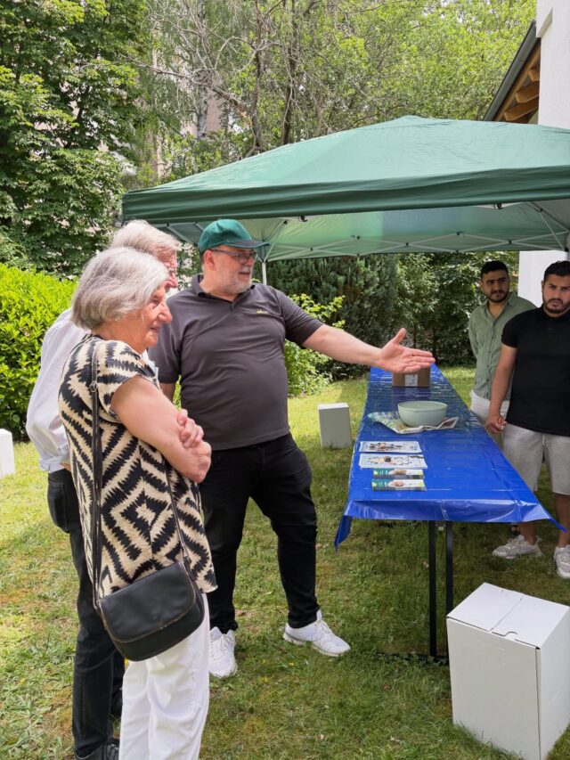 🔴 Viel los uffm Betze – und das trotz voller Veranstaltungskalender!

Während gleichzeitig die Lauterer Kerwe, zahlreiche weitere Veranstaltungen in der Stadt und mehrere Termine direkt auf dem Betzenberg stattfanden, war eines deutlich zu spüren: Die Menschen haben Lust auf Begegnung, Gemeinschaft und Zusammenhalt. ❤️

Der Tag der Nachbarschaft an der Stephanuskirche war hervorragend besucht. Viele Bürgerinnen und Bürger nutzten die Gelegenheit, miteinander ins Gespräch zu kommen, neue Kontakte zu knüpfen und gemeinsam einen schönen Tag zu verbringen.

Besonders gefreut hat uns die starke Unterstützung vieler Genossinnen und Genossen, die mit angepackt, aufgebaut, organisiert und Präsenz gezeigt haben. Genau so lebt Sozialdemokratie: nicht nur reden, sondern machen.

Dass so viele Menschen trotz des großen Parallelprogramms den Weg zu uns gefunden haben, ist für uns nicht selbstverständlich. Es zeigt, dass die Arbeit auf dem Betzenberg wahrgenommen wird und dass die Menschen Orte schätzen, an denen Nachbarschaft, Ehrenamt und Miteinander im Mittelpunkt stehen.

Der Betzenberg hat an diesem Wochenende einmal mehr gezeigt, was ihn ausmacht: ein starker Stadtteil mit engagierten Menschen und einer Gemeinschaft, die zusammenhält. ❤️🌹

#Betzenberg #SPD #Kaiserslautern #TagDerNachbarschaft  Gemeinschaft #WirKümmernUns 🌹✊🏻