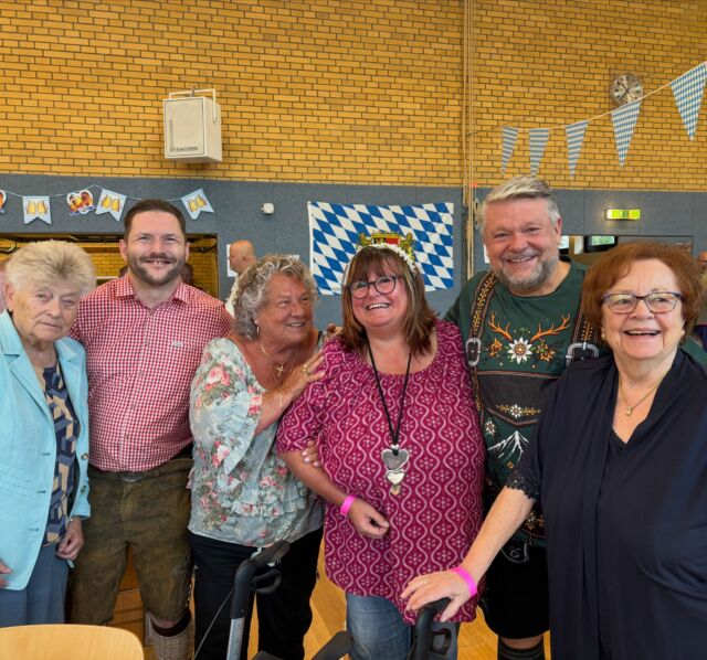 Oktoberfest im Grübentälchen 🍻🥨

Mittlerweile fast schon Tradition: Auch in diesem Jahr waren wir wieder beim Oktoberfest der Siedler und Eigenheimer „Im Grübentälchen“ zu Gast.

Volles Haus, beste Stimmung, viele bekannte Gesichter und jede Menge gute Gespräche. Dazu deftiges Essen, kühle Getränke und natürlich die passende blau-weiße Oktoberfestkulisse. 😄

Mit dabei waren unter anderem Andreas Rahm MdL sowie die Hohenecker Ortsvorsteherin Heike Spies. Rahm vertritt aktuell den Wahlkreis Kaiserslautern I im Landtag, Spies ist Ortsvorsteherin von Hohenecken. 

Ein großes Dankeschön geht an Michael Illig und sein gesamtes Team. Man merkt jedes Jahr aufs Neue, wie viel Arbeit und Herzblut in diesem Fest stecken.

Denn genau solche Veranstaltungen machen unsere Stadtteile aus: Menschen kommen zusammen, treffen alte Bekannte, lernen neue kennen, lachen miteinander und verbringen einfach eine gute Zeit.

Schön war’s im Grübentälchen – wir kommen gerne wieder! 🍻

#Kaiserslautern #Grübentälchen #Oktoberfest  #SPDKaiserslautern @illig_michael
